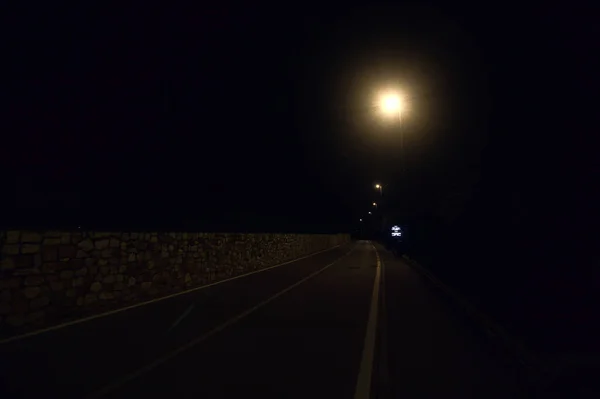 Camino Campo Con Farolas Por Noche —  Fotos de Stock