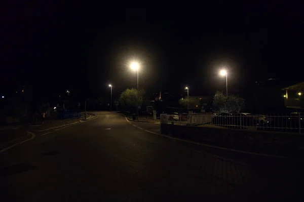 Kis Tér Utcai Lámpákkal Éjszaka — Stock Fotó