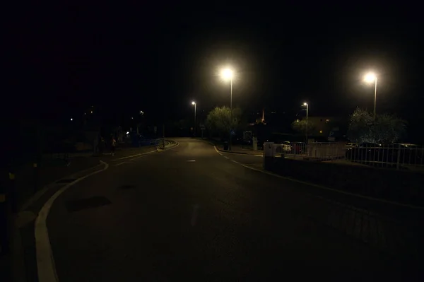 Praça Pequena Com Lâmpadas Rua Noite — Fotografia de Stock