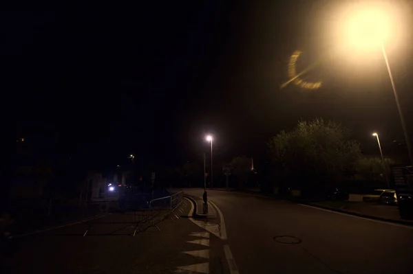 Kleiner Platz Mit Straßenlaternen Der Nacht — Stockfoto
