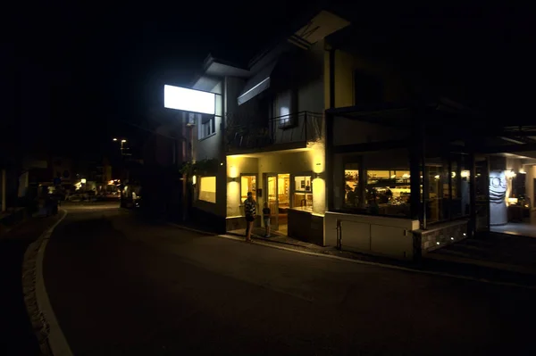 Вход Веранда Ресторана Небольшой Проселочной Дороге Ночью — стоковое фото