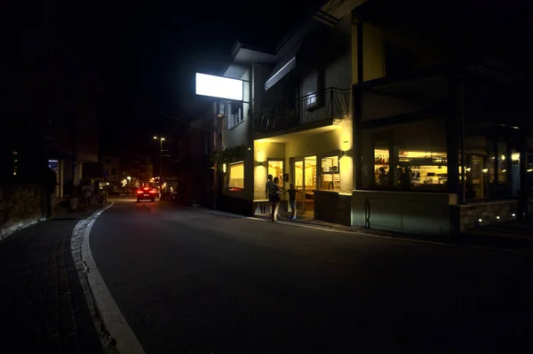 Entrada Varanda Restaurante Uma Pequena Estrada Rural Noite — Fotografia de Stock