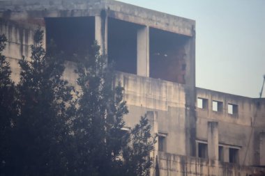 Sisli bir günde terk edilmiş ve yıpranmış bir binanın parçası