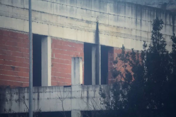 Parte Edifício Abandonado Desgastado Num Dia Nebuloso — Fotografia de Stock