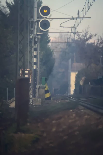Ferrocarril Con Señales Árboles Desnudos Borde Misma Día Niebla Otoño — Foto de Stock