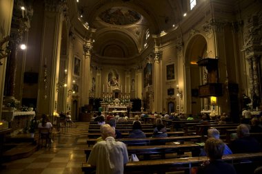 Ayinden önce San Stefano Kilisesi 'nin merkez bankı.