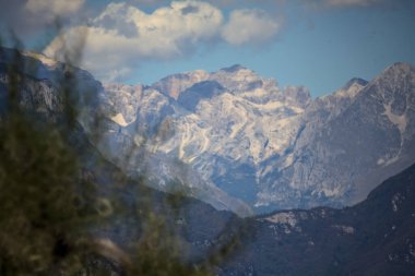 Yağmur yağmadan önce bulutlu bir günde dağ sırtı