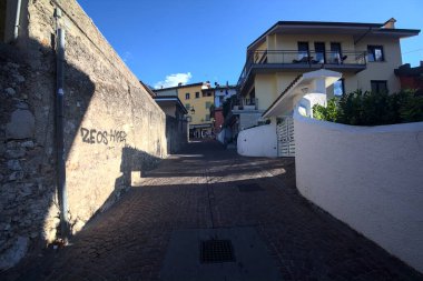 Sınır duvarlarıyla çevrili bir uçurumun kenarındaki asfalt sokağa tırmanıyorum.