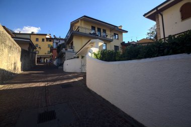 Sınır duvarlarıyla çevrili bir uçurumun kenarındaki asfalt sokağa tırmanıyorum.