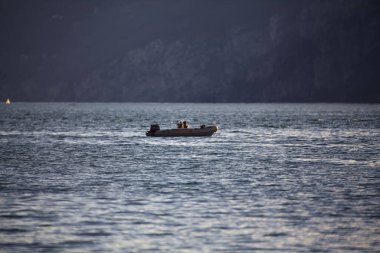 Göldeki sürat teknesi uzaklardan görünüyor.