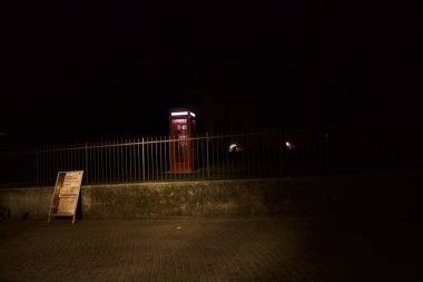 Bahçedeki eski İngilizce telefon kulübesi