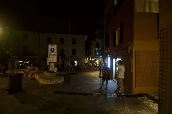 Calle Estrecha Empedrada Con Escaparates Iluminados Por Noche —  Fotos de Stock