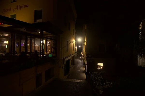 Calle Estrecha Empedrada Por Noche —  Fotos de Stock