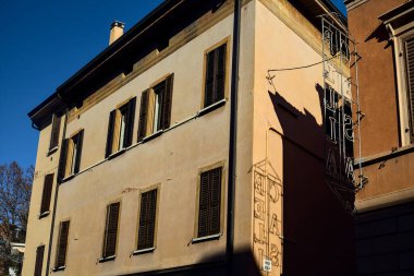 Arka plan olarak gökyüzü ve başlık kablosu olan bir cephenin parçası