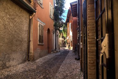 Eski bir köyde kapalı bir geçide çıkan dar kaldırımlı cadde.