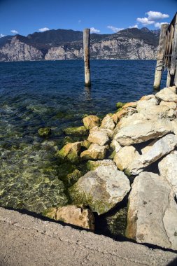 Yazın güneşli bir günde kıyıda demirleme direği