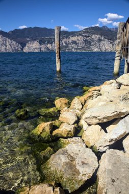 Yazın güneşli bir günde kıyıda demirleme direği