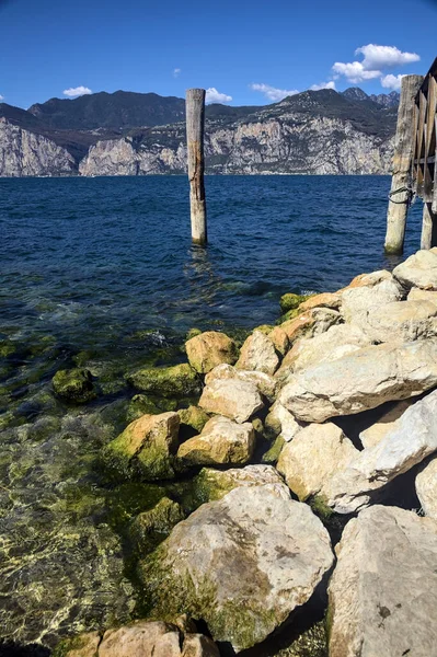 Yazın güneşli bir günde kıyıda demirleme direği