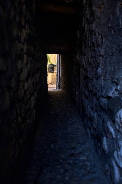 Köydeki eski binaların arasında dar bir ara sokak var.