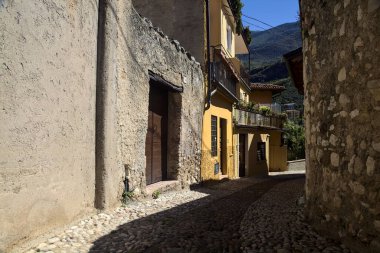 Eski bir köyde dar kaldırımlı cadde