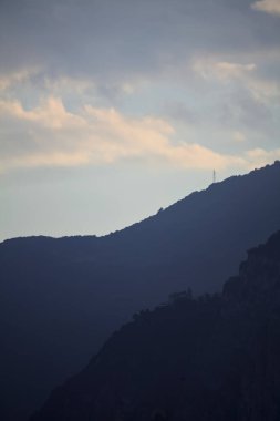 Dağ sırtında bulutlarla gün batımı