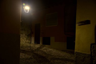 Geceleyin kaldırımlı dar sokaklar