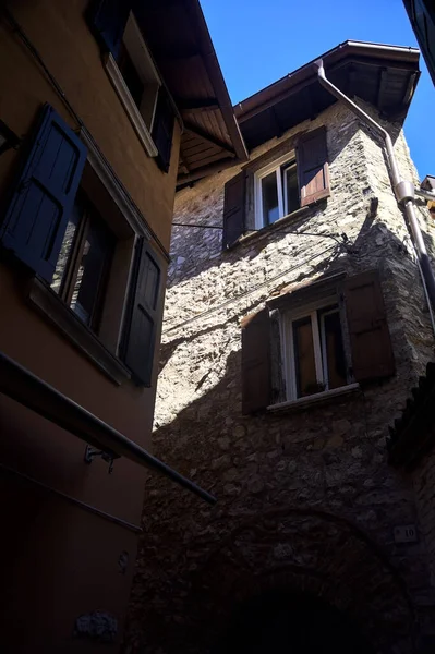 Pencereli taş cephelerin bir parçası