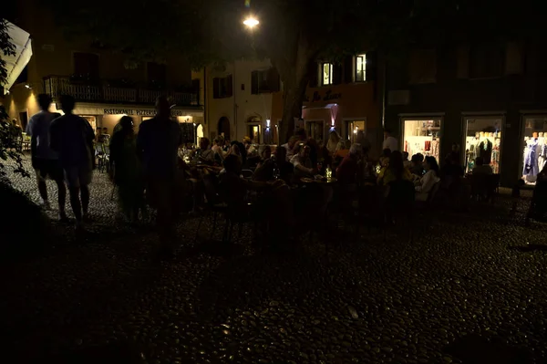 Площадь Рестораном Людьми Обедающими Ночам — стоковое фото