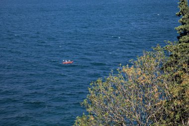 Uzaktan görülen bir gölde sandal.