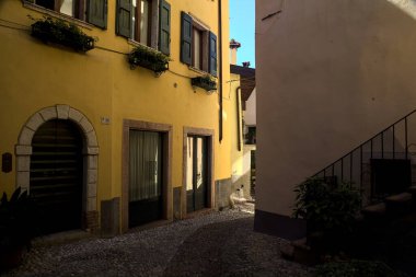 Eski bir köyde dar kaldırımlı cadde