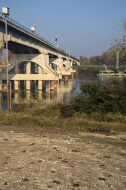 Kıyıdan görünen bir nehrin üzerindeki köprü.
