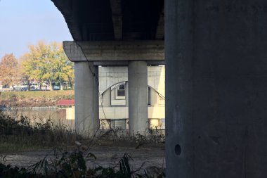 Kıyıdan görünen bir nehrin üzerindeki köprü.