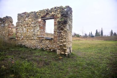 Bahçedeki bir taş binanın kalıntıları.