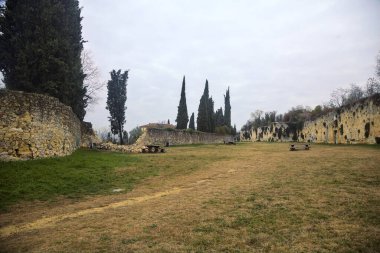 Sonbaharda bulutlu bir günde parktaki taş duvarlar arasında geniş bir patika.