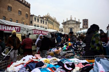 Bulutlu bir günde insanların bakındığı bir meydanda oyalanıyor