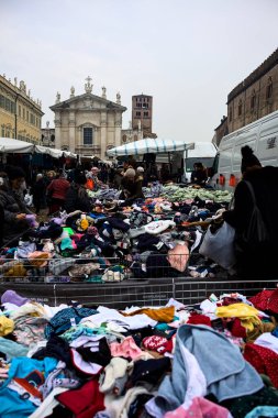 Bulutlu bir günde insanların bakındığı bir meydanda oyalanıyor