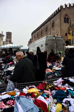 Bulutlu bir günde insanların bakındığı bir meydanda oyalanıyor