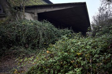 Bulutlu bir günde terk edilmiş bir depoda veranda.