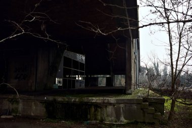 Bulutlu bir günde parktaki terk edilmiş bir deponun girişinde.