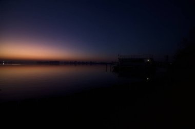 Gün batımında göl ve suya düşen gökyüzü.