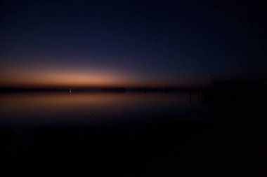 Gün batımında göl ve suya düşen gökyüzü.