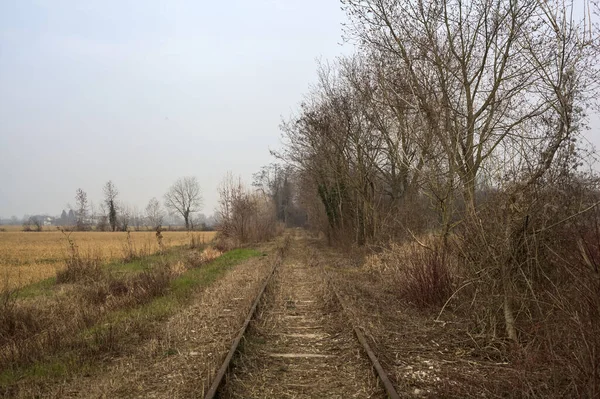 Εγκαταλελειμμένη Σιδηροδρομική Γραμμή Δίπλα Ένα Καλλιεργούμενο Χωράφι Στην Ιταλική Ύπαιθρο — Φωτογραφία Αρχείου