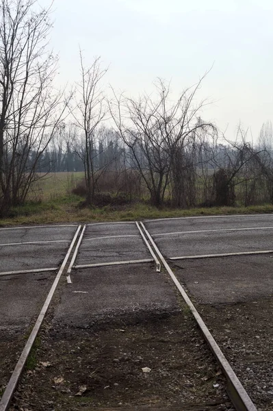 Vestígios Uma Estrada Ferro Abandonada Atravessando Uma Estrada Campo Italiano — Fotografia de Stock
