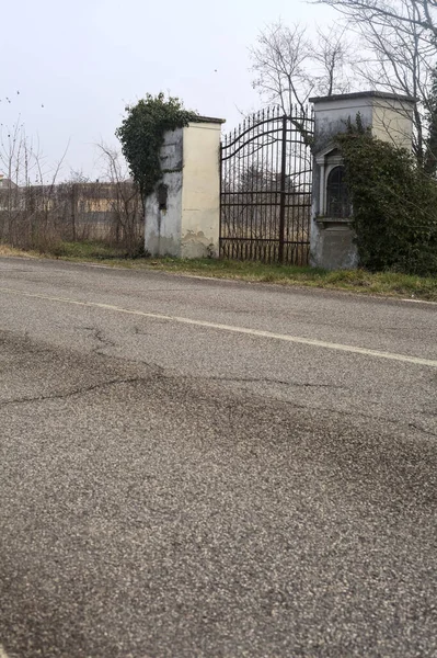 Zavřená Brána Volebním Výklenkem Okraji Silnice Italském Venkově Zamračený Den — Stock fotografie