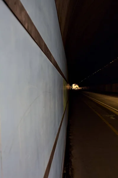 Tunnel Unter Einer Klippe Einer Italienischen Stadt Mit Vorbeifahrenden Menschen — Stockfoto