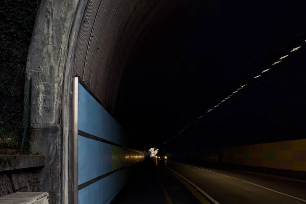 Tunnel Onder Een Klif Een Italiaanse Stad Met Passerende Mensen — Stockfoto