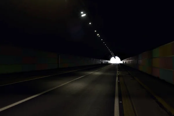 Tunel Pod Urwiskiem Włoskim Mieście Przejeżdżającymi Ludźmi Samochodami — Zdjęcie stockowe