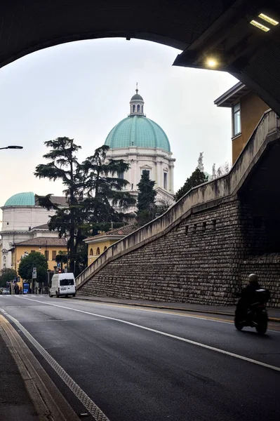 Cúpula Basílica Bréscia Emoldurada Pelo Arco Túnel Dia Nublado — Fotografia de Stock