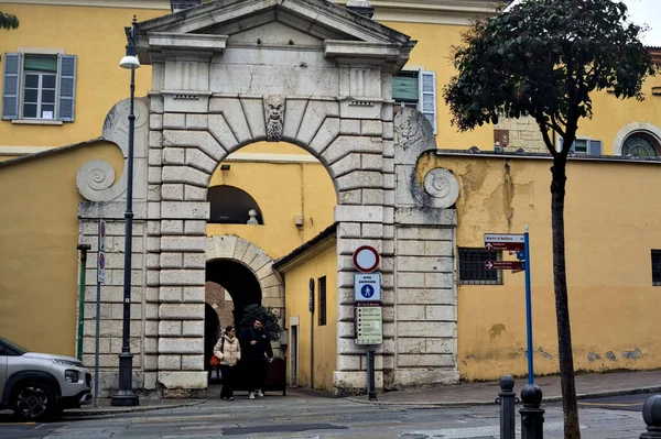 stock image Arch at the entrance of a covered alleyway in an italian city