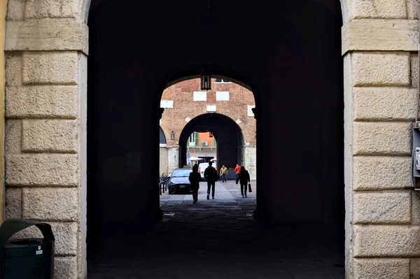 Beco Coberto Sombra Entre Quadrado Uma Cidade Italiana Com Pessoas — Fotografia de Stock